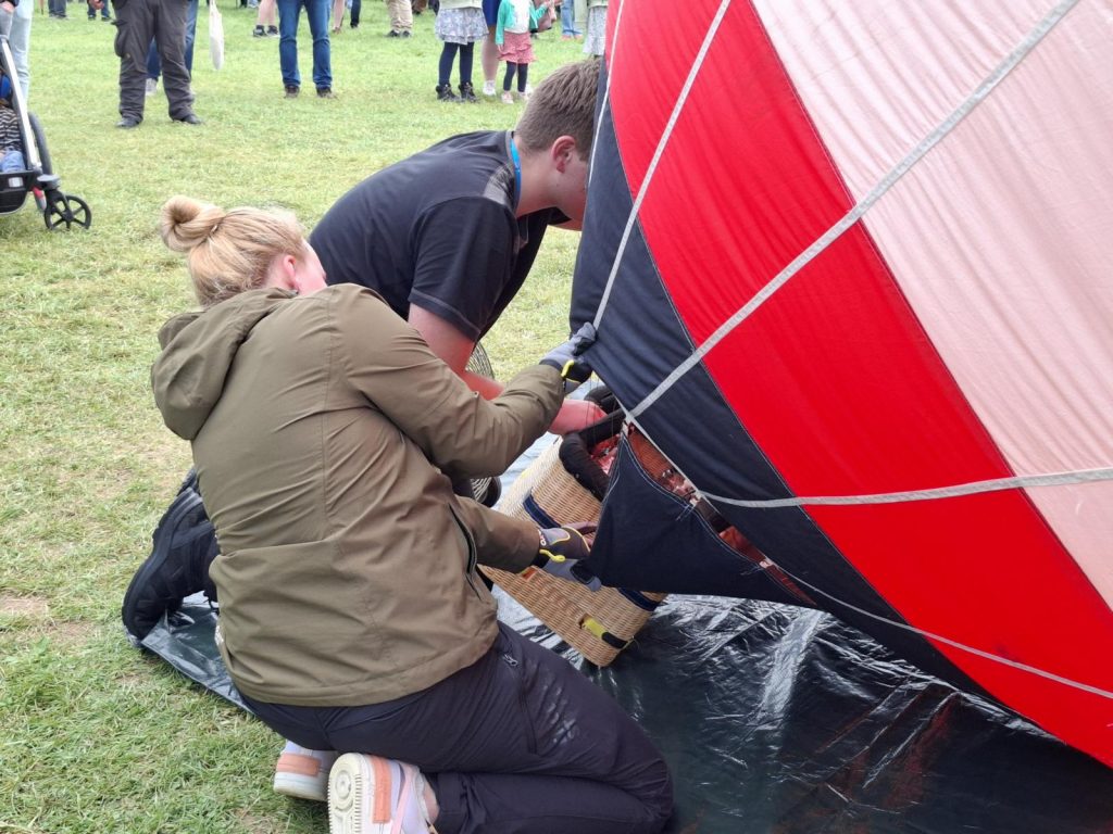 Prowing 2025. Vorbereitung zu Start eines Modellheißluftballons. Aufblasen der Hülle mit einem Ventilator und erwärmen der Luft in der Hülle.