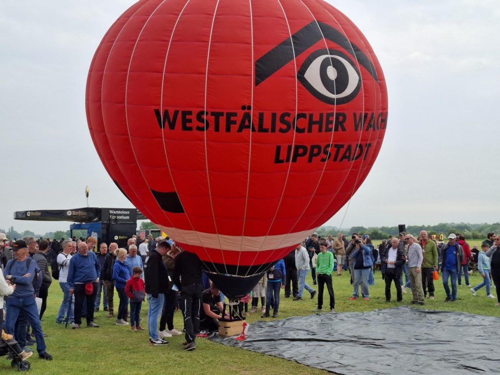 Prowing 2025. Vorbereitung zu Start eines Modellheißluftballons. Der Ballon ist aufgeblasen und bereit für den Start.