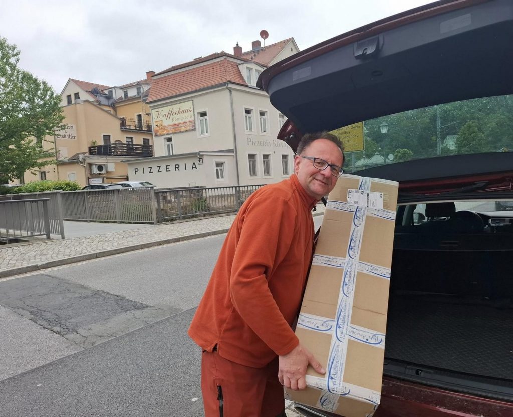 Verladung eines Paket von Para Aviation RC in mein Auto in Königstein