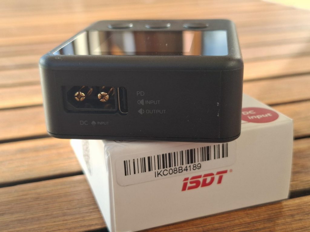 USB Ladegerät ISDT 608PD von ISDT. Blick auf den USB C und Akku Anschluss.