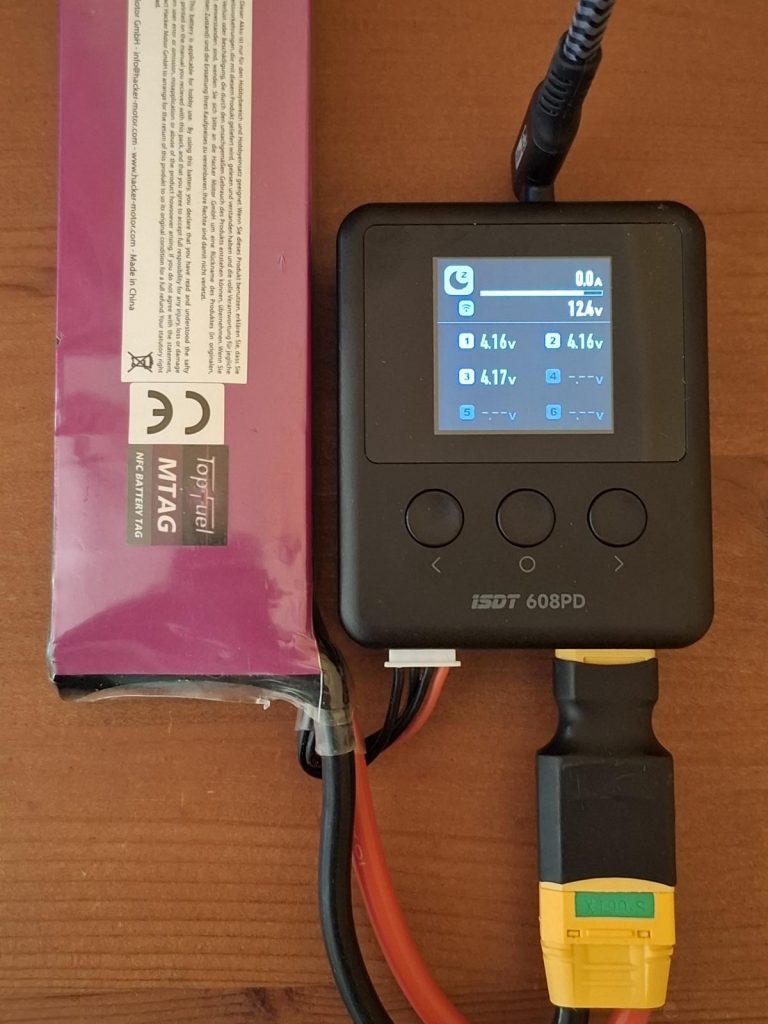 USB Ladegerät ISDT 608PD von ISDT. Der Hacker Lipo ist am Ladegerät mit einem XT90 auf XT60 Adpater angesteckt. Der XH Stecker wird mit dem XH Anschluss am Ladegerät verbunden.