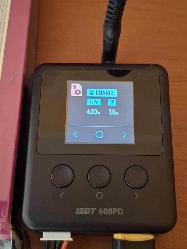 USB Ladegerät ISDT 608PD von ISDT. Über die 3 Tasten kann man den akku Typ, die Spannung, die Anzahl der Zellen und den Ladestrom einstellen.