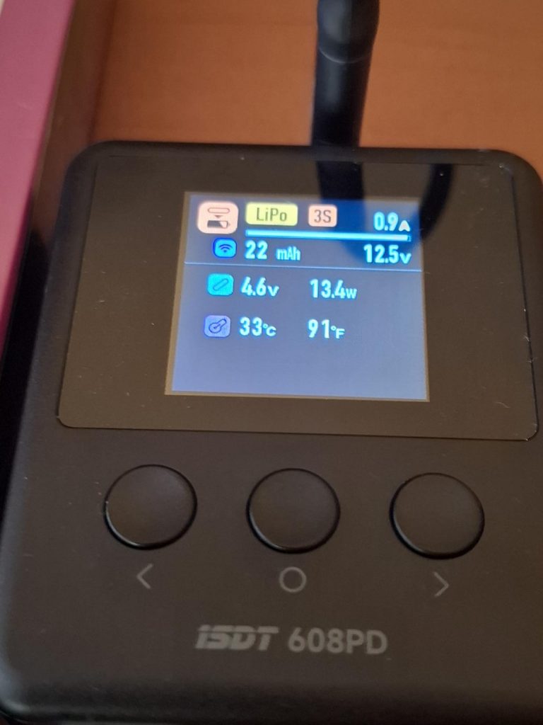 USB Ladegerät ISDT 608PD von ISDT. Kontrolle der Zellspannung im Display während des Ladevorgang.