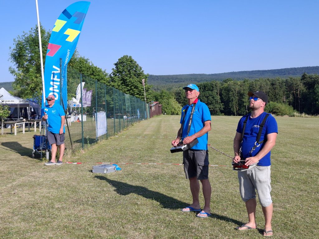 DMFV RC-Gleitschirm Treffen "Fly together - fly with friends" in Hallerndorf. Zwei Piloten stehen auf dem Modellflugplatz.