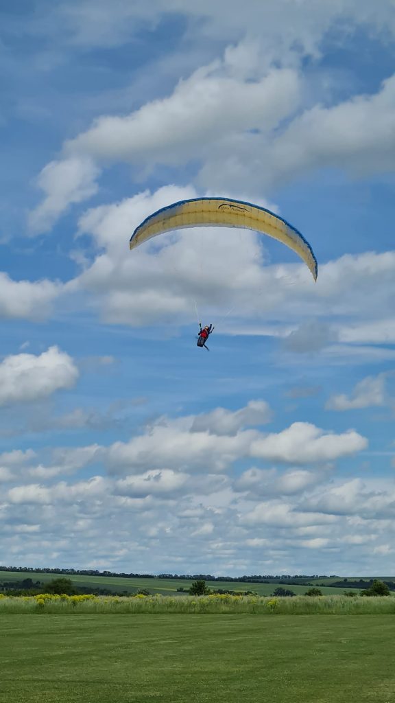 RC-Paraglider Doubleskin Phasor 2.3 in Gold/Blau fliegt mit einem Sitzgurtzeug Noah V2 von Para Aviation RC