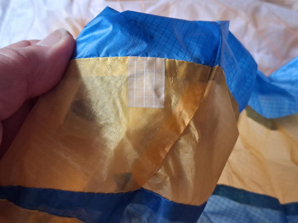RC-Gleitschirm Reparatur Tuch Para Aviation RC Paraglider mit einem Stück Reparaturfolie.