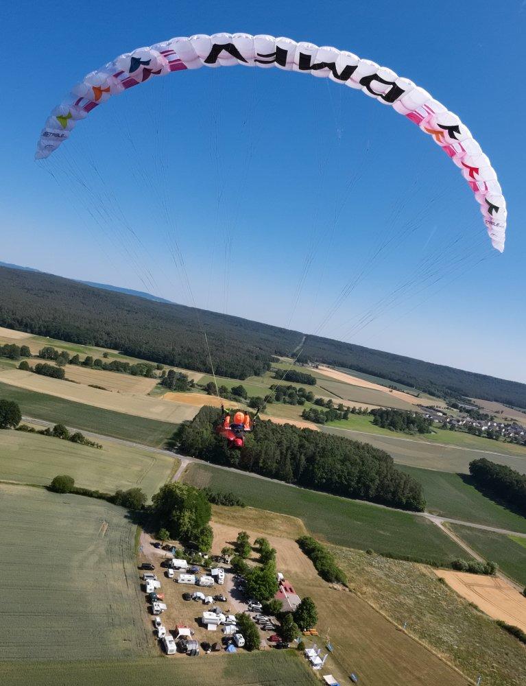 DMFV RC-Gleitschirm Treffen "Fly together - fly with friends" in Hallerndorf. Luftaufnahame von einem Hybrid Gleitschirm Stable 2.1 RAST und Liegegurtzeug Rocket.