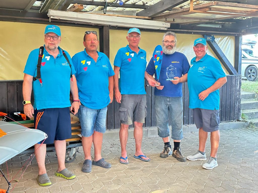 DMFV RC-Gleitschirm Treffen "Fly together - fly with friends" in Hallerndorf. Das DMFV Team mit Vorsitzender Norbert Eichelsdörfer vom MBC Hallerndorf.