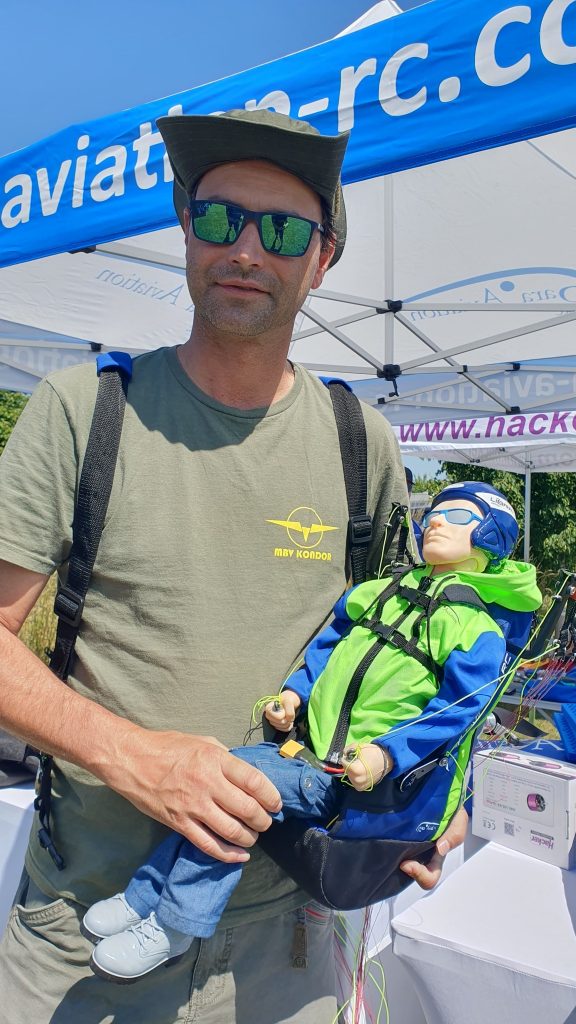 DMFV RC-Gleitschirm Treffen "Fly together - fly with friends" in Hallerndorf. Pilot NOAH ST von Para aviation RC wird auf dem Arme getragen.