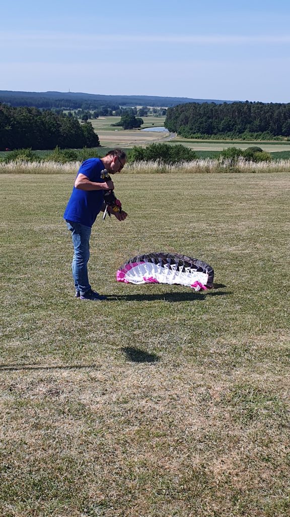 DMFV RC-Gleitschirm Treffen "Fly together - fly with friends" in Hallerndorf. Einstellungen und Vorflugkontrolle am Cloud 1.5 von Hacker Motor und Anna Free Set von Para Aviation RC.