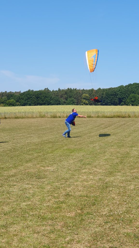 DMFV RC-Gleitschirm Treffen "Fly together - fly with friends" in Hallerndorf. Teilnehmer startet einen RC-Gleitschirm Phasor 2.3 RAST von Para Aviation RC mit einem Liegegurtzeug Rocket V2.