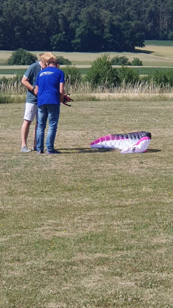 DMFV RC-Gleitschirm Treffen "Fly together - fly with friends" in Hallerndorf. Einweisung eines Teilnehmer am Cloud 1.5 mit einem anna Free Set.