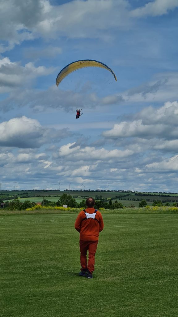 RC-Paraglider Doubleskin Phasor 2.3 in Gold/Blau fliegt mit einem Sitzgurtzeug Noah V2 von Para Aviation RC