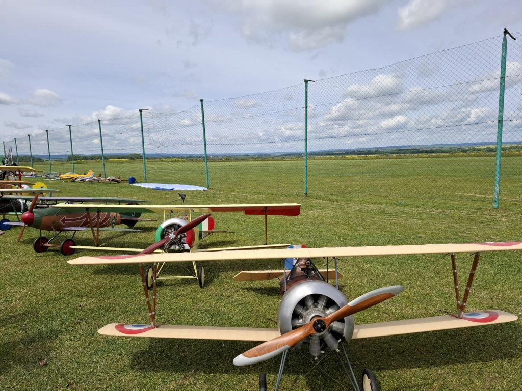 Doppeldecker Modellflugzeuge auf dem Flugplatz des MFC Bad Langensalza