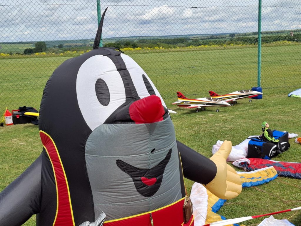 Zuschauer auf dem Flugplatz des MFC Bad Langensalza. Der kleine Maulwurf