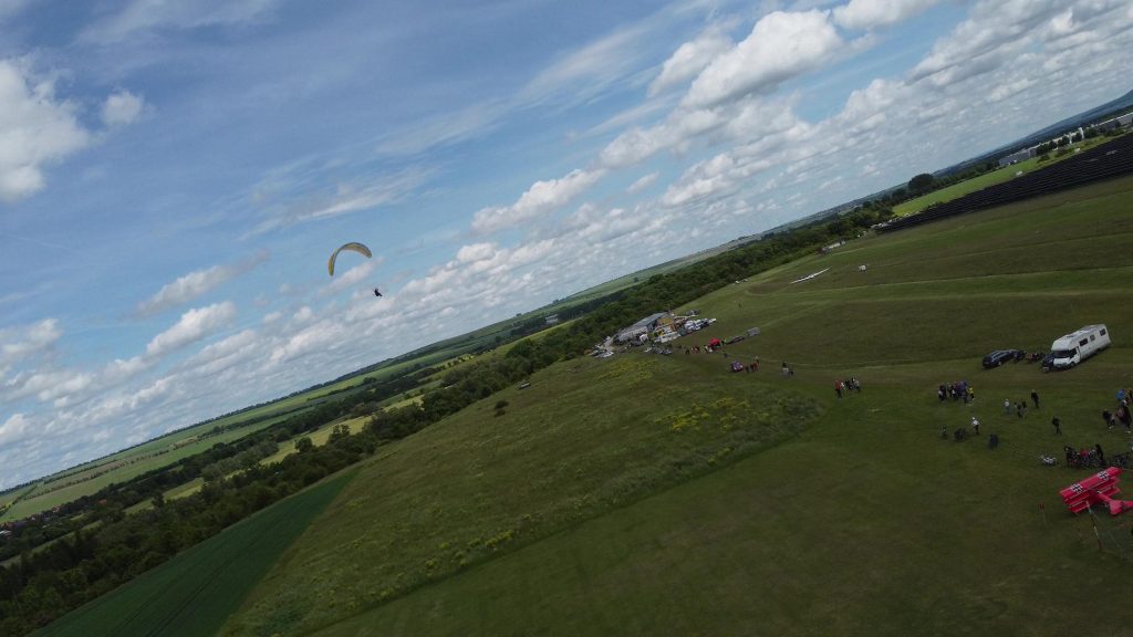 RC-Gleitschirm Phasor 2.3 RAST mit einem Piloten im Sitzgurtzeug fliegt über den Modellflugplatz des MFC Bad Langensalza zum Flugplatzfest