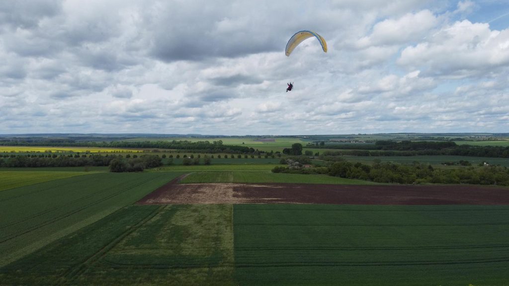RC-Gleitschirm Phasor 2.3 RAST mit einem Piloten im Sitzgurtzeug fliegt über den Modellflugplatz des MFC Bad Langensalza