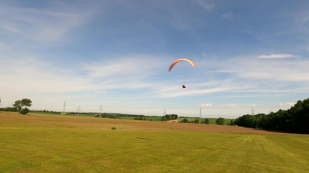 RC-Gleitschirm auf dem Modellflugplatz MFV Claussnitz. Doubleksin Phasor 2.3 RAST. Para Aviation RC fliegt über eine grüne Wiese