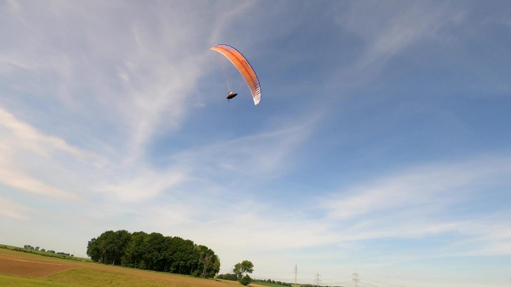 RC-Gleitschirm auf dem Modellflugplatz MFV Claussnitz. Doubleksin Phasor 2.3 RAST. Para Aviation RC. Blick auf das Untersegel des Gleitschirm