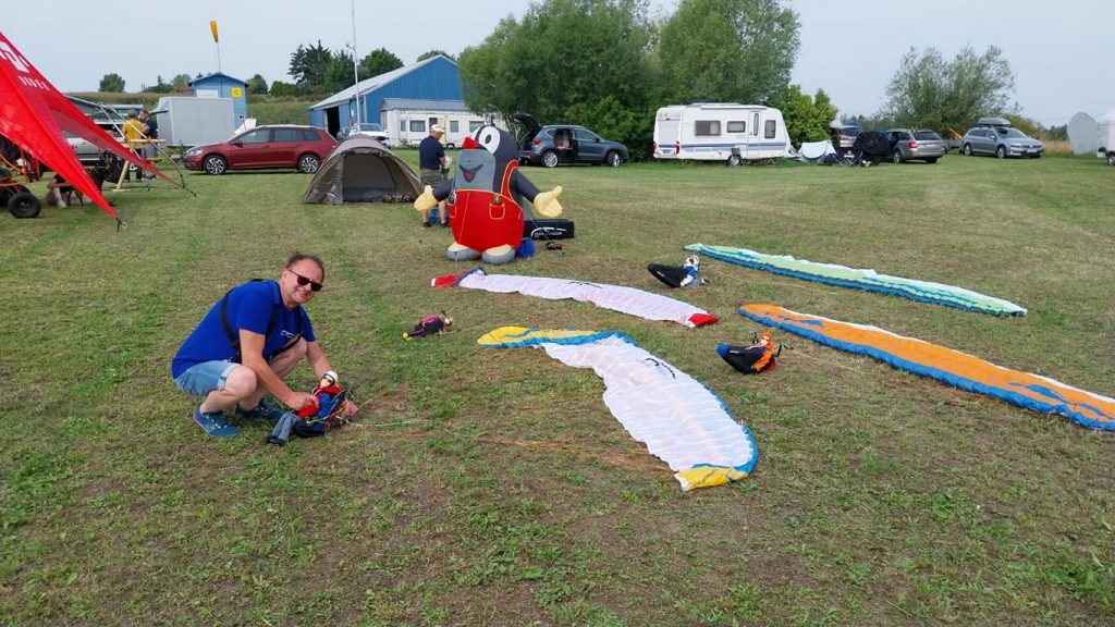 Gleitschirm Testival auf dem Flugplatz in Sprossen. RC-Gleitschirm Modelle von Para Aviation RC. Bodenpersonal "Maulwurf" mit verschiedenen Gleitschirmen, Piloten und Liegegurtzeugen. Pahsor 2.3, Libra 3.7 RS, Aquila und Rocket V2.