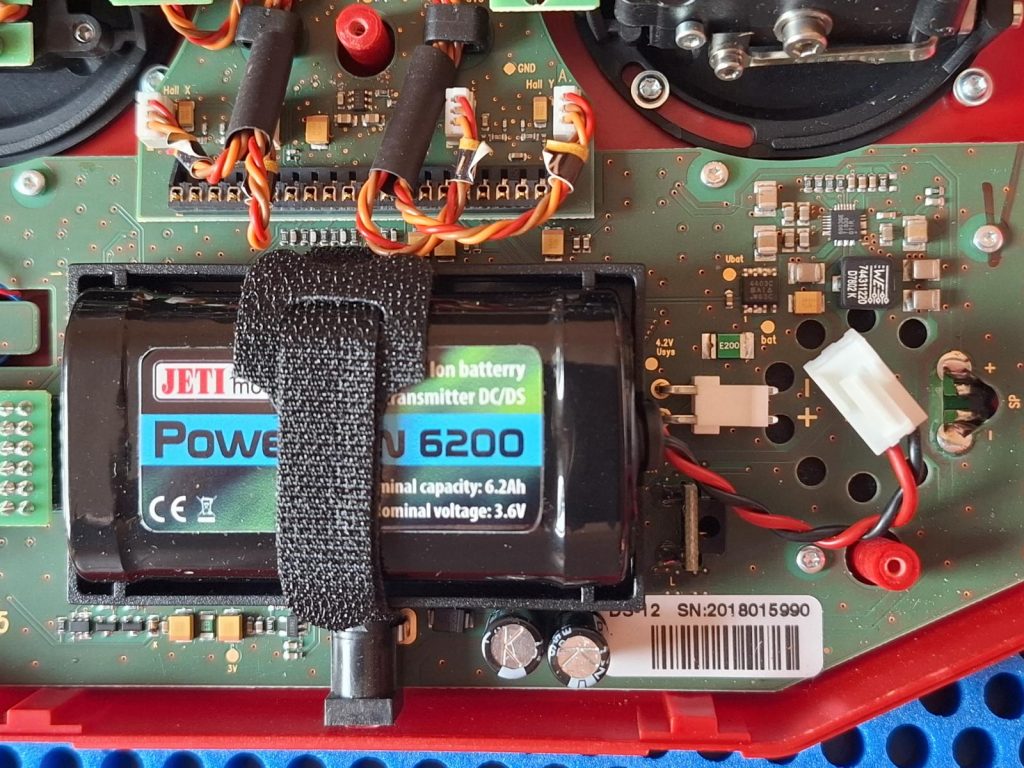 Jeti DS 12 Akku abgesteckt
