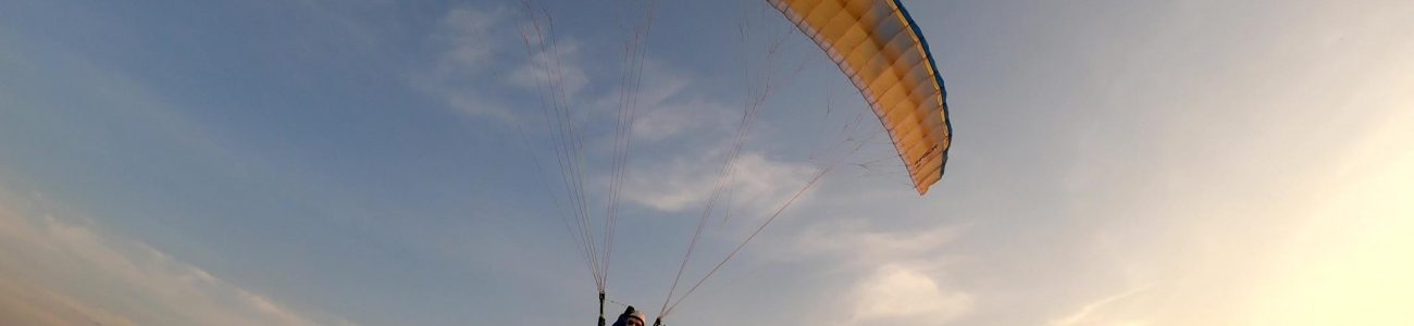 RC-Gleitschirm Fliegen im Sonnenuntergang