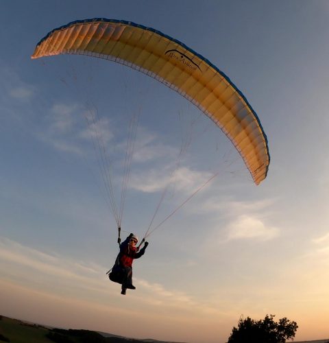 RC-Gleitschirm Fliegen im Sonnenuntergang fliegen über dem Muldental