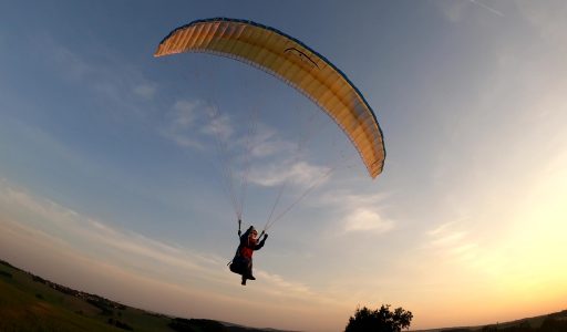 RC-Gleitschirm Fliegen im Sonnenuntergang fliegen über dem Muldental