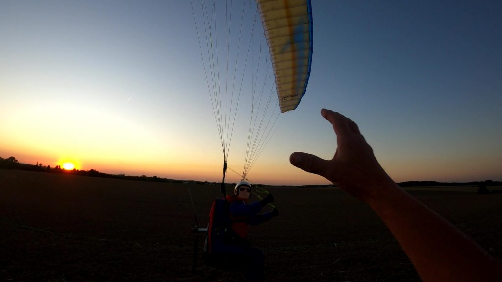 RC-Gleitschirm Fliegen im Sonnenuntergang - bei der Landung