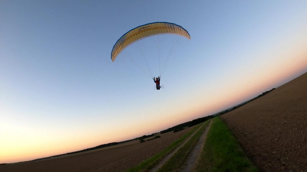 RC-Gleitschirm Fliegen im Sonnenuntergang fliegen über den Felder vor Geithain