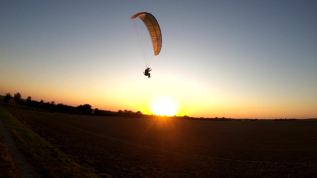 RC-Gleitschirm Fliegen im Sonnenuntergang fliegen über den Felder