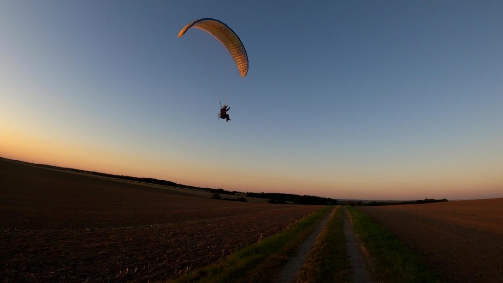 RC-Gleitschirm Fliegen im Sonnenuntergang fliegen über den Felder mit einem Doubleskin Phasor 2.3 RAST mit Pilot Noah V2.