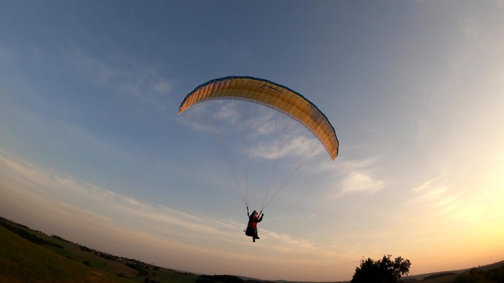 RC-Gleitschirm Fliegen im Sonnenuntergang fliegen über dem Muldental. Pilot Noah V2 im Sitzgurtzeug Noah V2 am Gleitschirm Phasor 2.3 RAST.