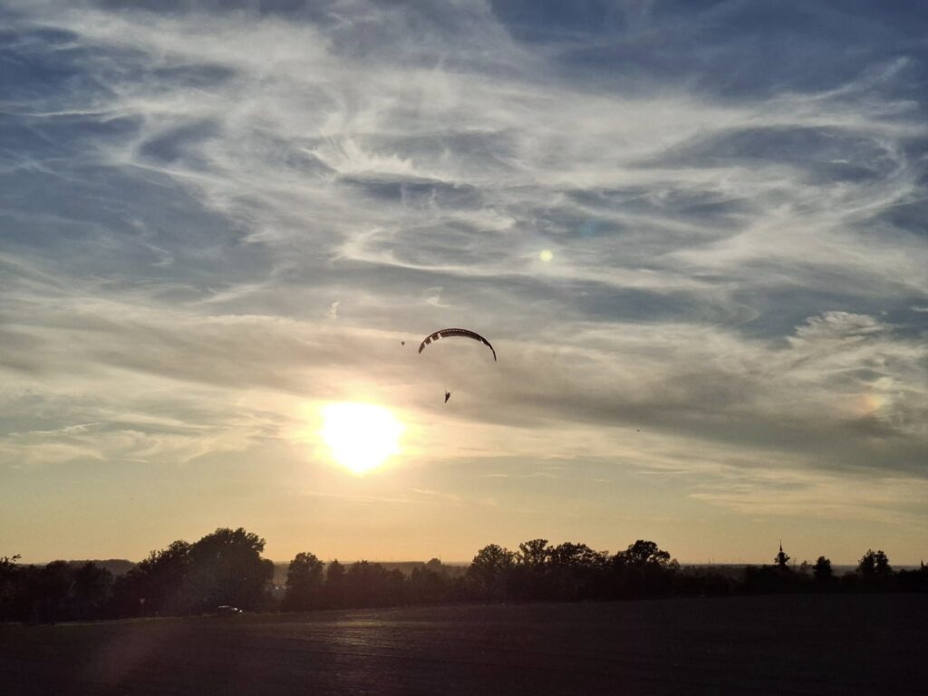 RC-Gleitschirm Stable 2.1 Race mit NoahFree Set fliegt im Sonnenuntergang.