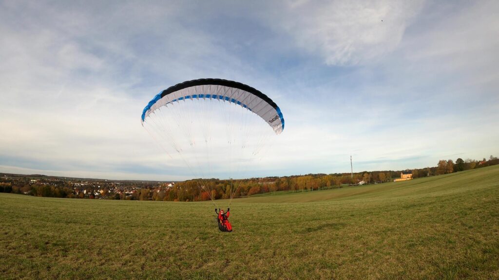 EVO Gurtzeug mit Pilot Robin V2 und RC-Paraglider Cloud 1.5 in blau