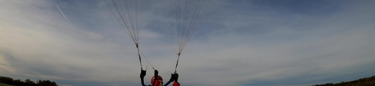 RC-Gleitschirm Hacker Cloud 1.5 hebt mit Pilot Robin V2 ab