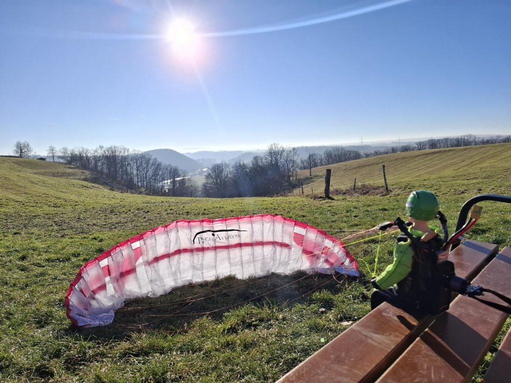 RC-Gleitschirm Stable 2.1 Race RAST Hybrid mit Noah Free Set sitzt auf einer Bank und blickt in das Colditzer Muldental.