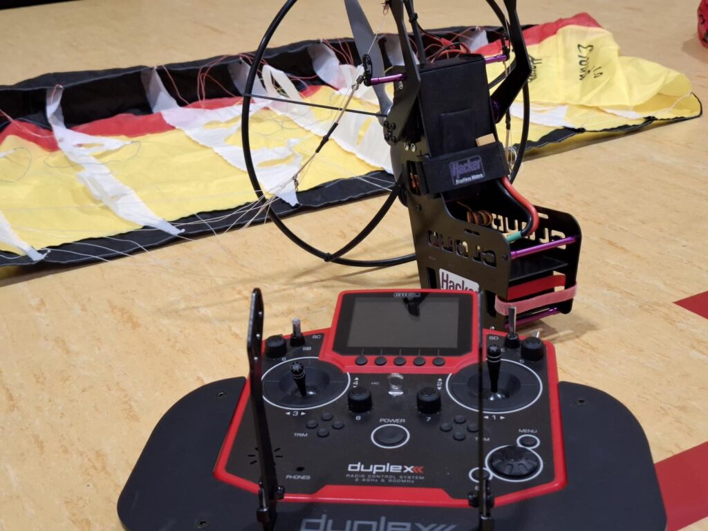 Indoor RC-Gleitschirm Cloud 1.0 mit GFK Cloud 1.5 Gondel mit Jeti DS 12 auf dem Boden