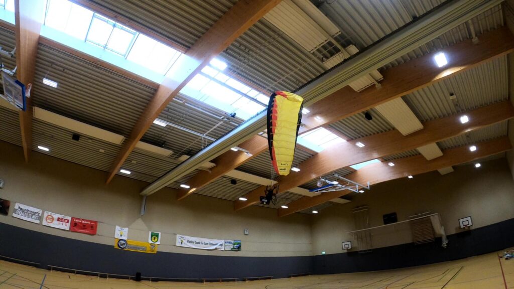 Indoor RC-Gleitschirm Cloud 1.0 mit GFK Cloud 1.5 Gondel fliegt in der Halle