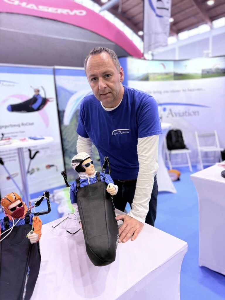 Faszination Modellbau Friedrichshafen am Stand von Para Aviation RC - Rico Priesnitz zeigt das neue Liegegurtzeug AQUILA LX