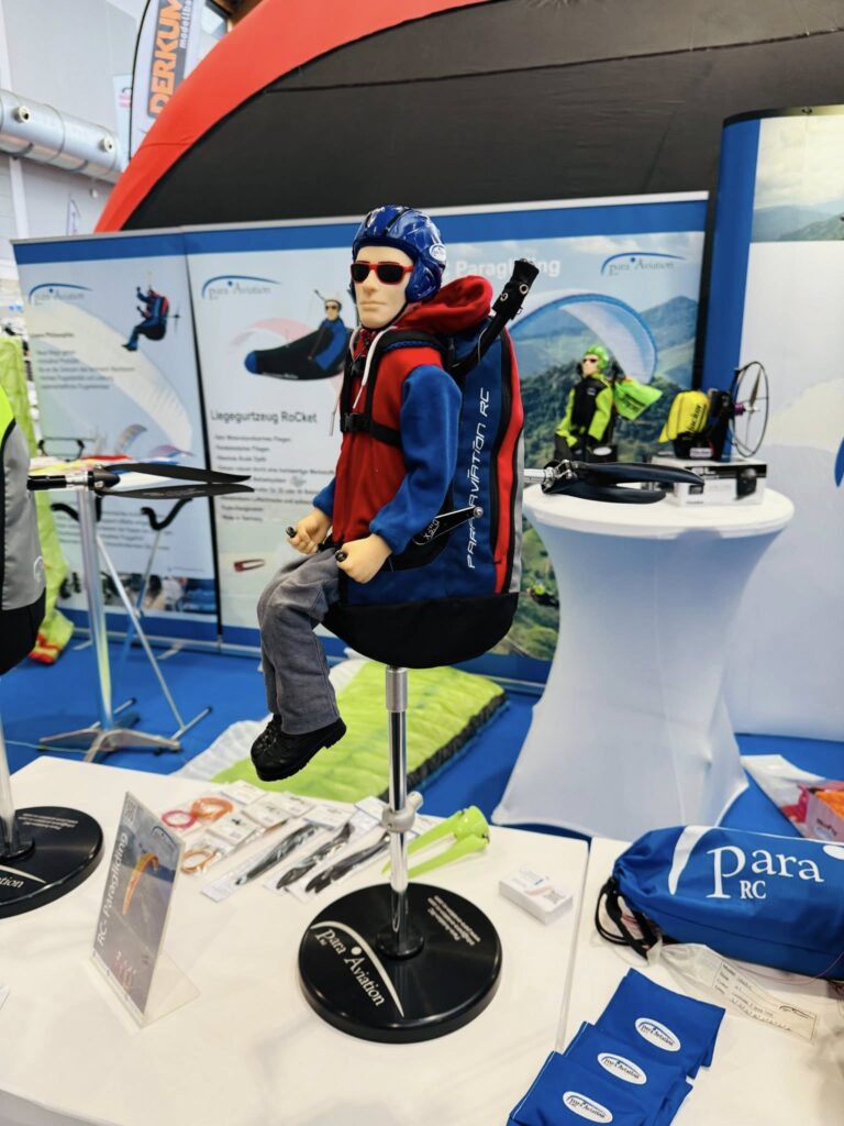 Faszination Modellbau Friedrichshafen am Stand von Para Aviation RC - Sitzgurtzeug LIBRA mit Pilot NOAH ST
