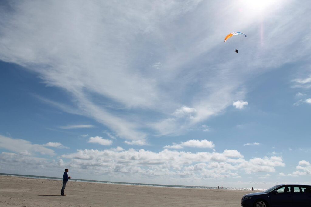 RC Gleitschirm fliegen am Strand in Fanö Dänemark mit einem RC Paraglider Hacker Motor RC Free V2