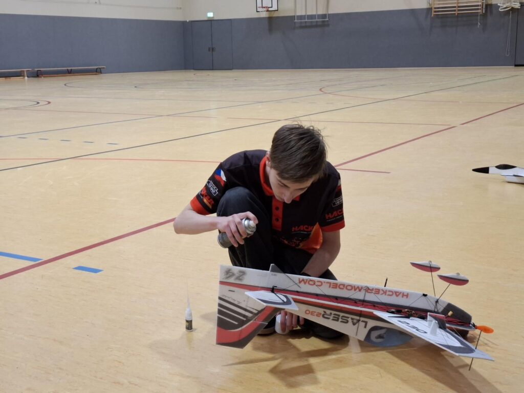 Ein Flugmodell wird für den nFlug vorbereitet. Hacker Model Production.