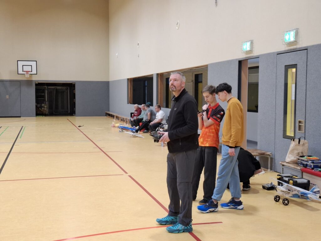 Hallenfliegen in der Sporthalle Claussnitz