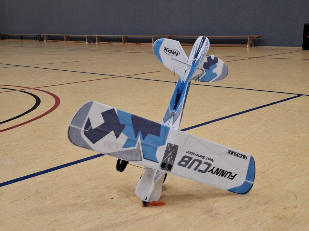 Modellflugzeug steht auf dem Boden