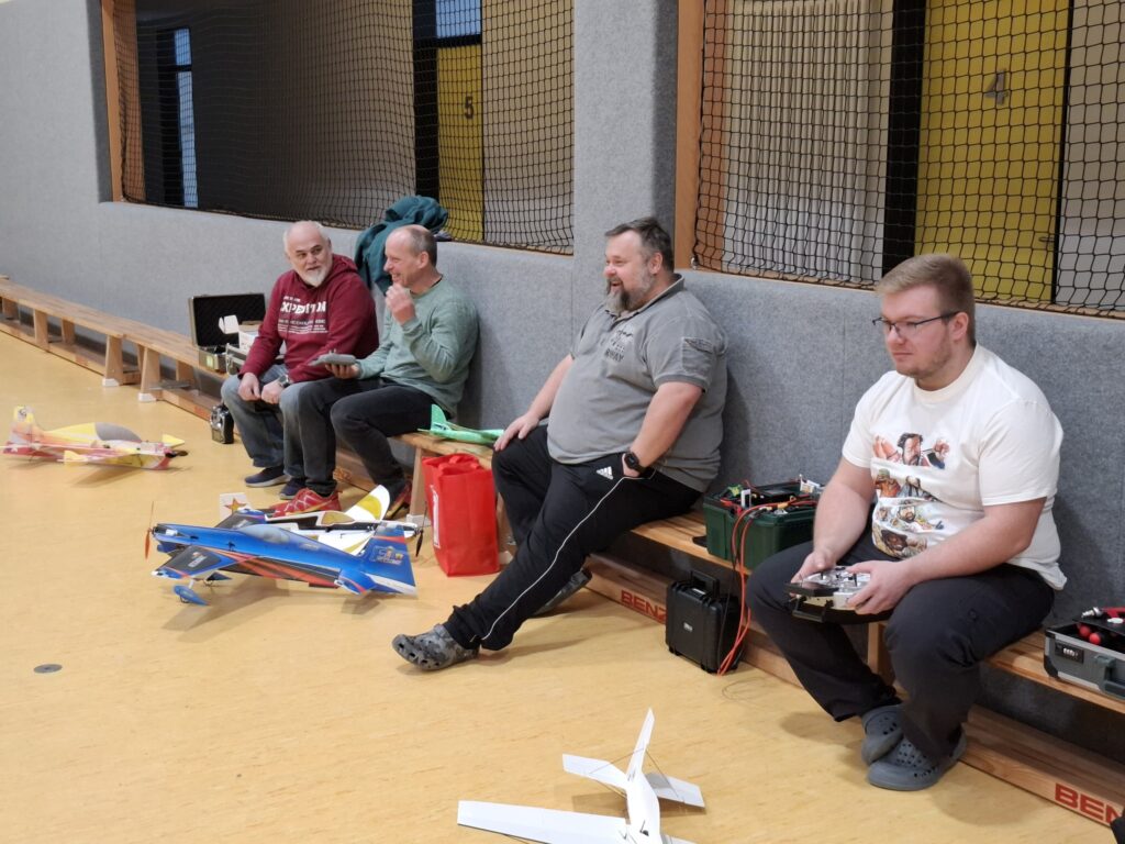 Hallenfliegen in der Sporthalle Claussnitz