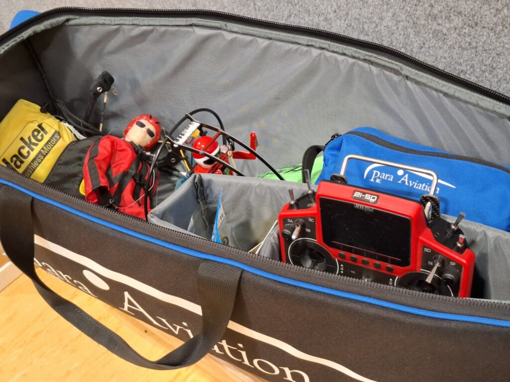 Blick in die Transporttasche für RC-Gleitschirme von Para Aviation RC. Jeti Fernsteuerung DS12. Pilot Robin V2 mit Cloud 1.0 und Cloud 0.5 mit einem Trike
