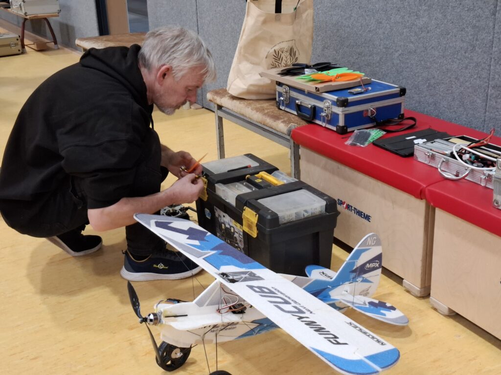 Ein Vereinsmitglied bereitet sein Flugmodell vor