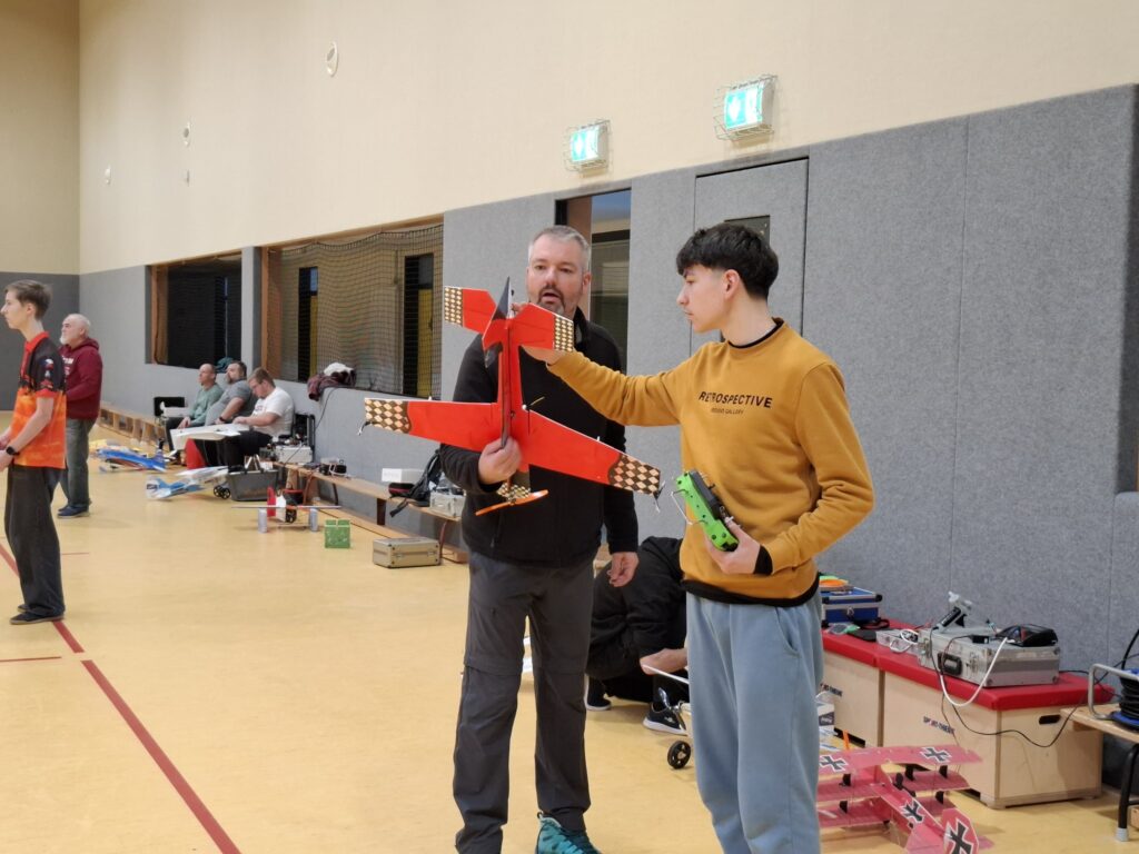 Hallenfliegen in der Sporthalle Claussnitz