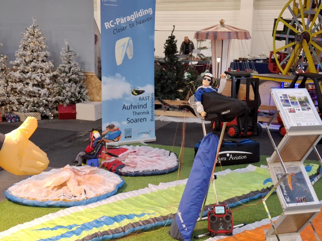 Modellbautage Möbel Mahler Siebenlehn. Stand von RC-Paragliding with fun. Liegegurtzeug Aquila mit RC-Gleitschirm Libra 3.7 RS.